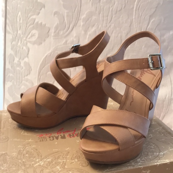 American Rag Tan Sandal Wedges size 5.5 with Strappy Design & Silver Hardware - Picture 4 of 12